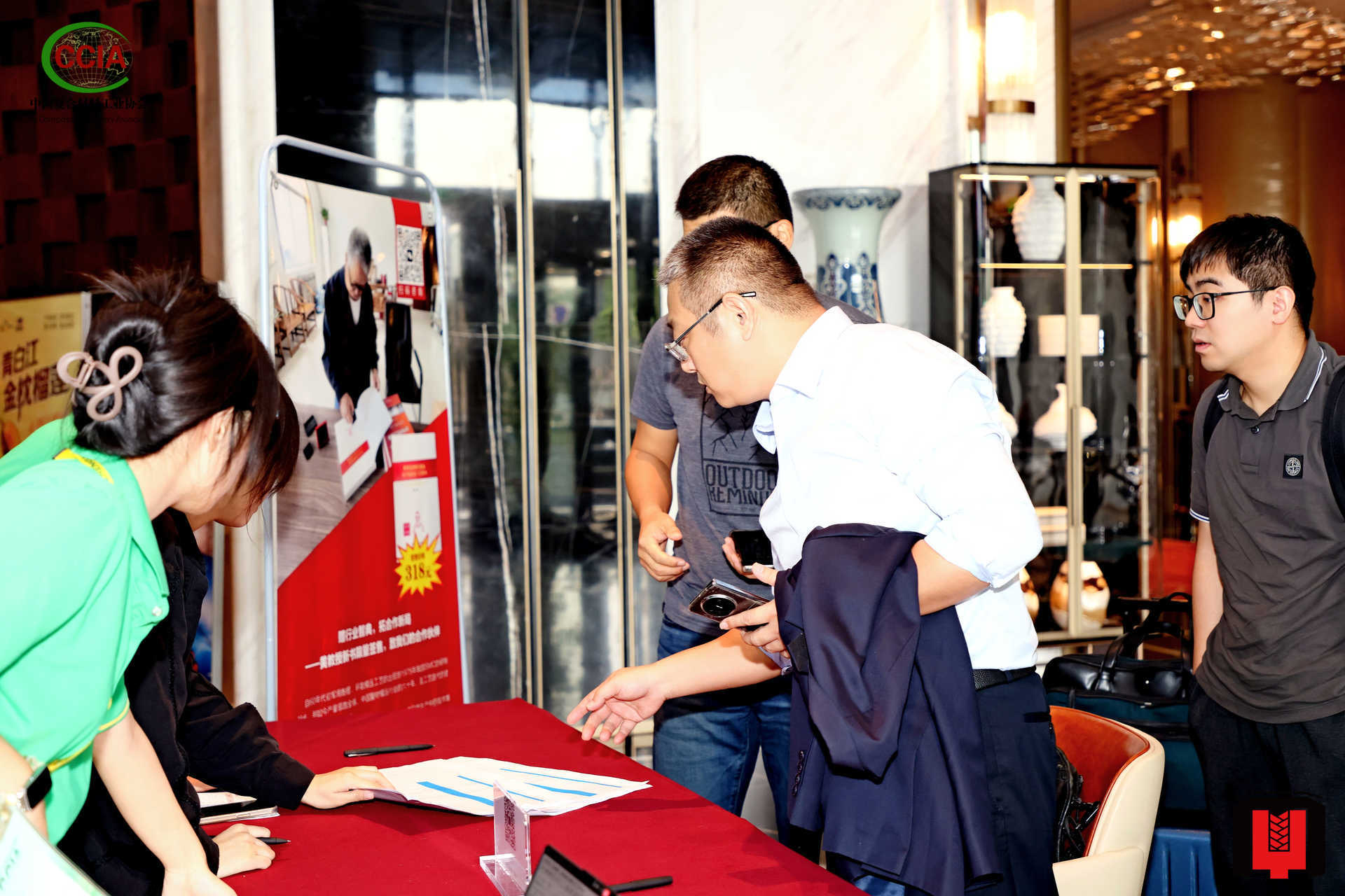 華緣新材共畫復材模壓藍圖——記2025全國復材模壓行業(yè)年會(圖2)